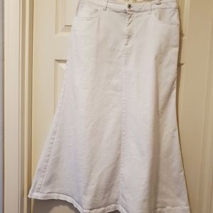 Very nice white denim Ladies size 16 gored skirt.